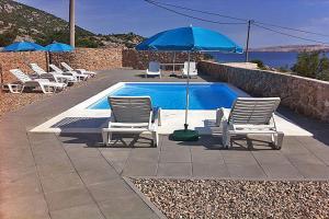 Bazén v ubytování Apartment Camelia with pool and sea view nebo v jeho okolí