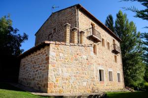 un edificio de ladrillo con un balcón en el lateral. en Casa Rural ALCARREÑA, en Sigüenza