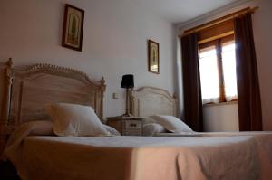 A bed or beds in a room at Casa Rural ALCARREÑA