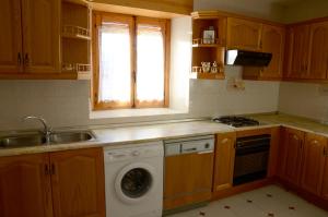 A kitchen or kitchenette at Casa Rural ALCARREÑA