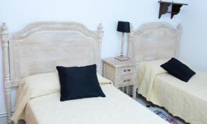 1 dormitorio con 2 camas, lámpara y mesita de noche en Casa Rural ALCARREÑA, en Sigüenza