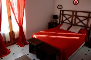 A bed or beds in a room at Casa Rural ALCARREÑA
