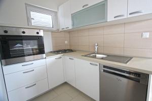 Kuchyň nebo kuchyňský kout v ubytování Apartment Camelia with pool and sea view