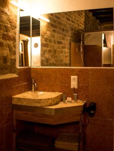 A bathroom at Wirgarten Antik Hotel