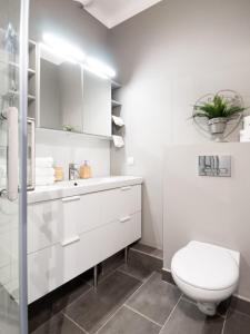 WHITE RESIDENCE 4rooms - CITY CENTER 욕실