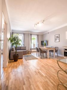 uma sala de estar aberta com um sofá e uma mesa em WHITE RESIDENCE 4rooms - CITY CENTER em Varsóvia