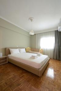 Un dormitorio con una cama grande y una ventana en Seaside Flat en Kavala