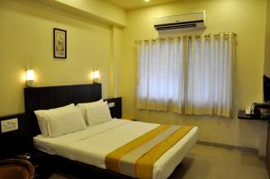 Postel nebo postele na pokoji v ubytování Hotel Atria, Kolhapur