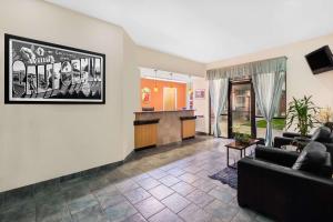 威利茨的住宿－Creekside Inn & Suites，客厅配有两张沙发和一台电视机