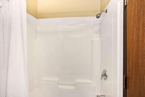 Bagno di Super 8 by Wyndham Lachenaie/Terrebonne