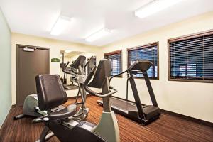 Palestra o centro fitness di Super 8 by Wyndham Lachenaie/Terrebonne