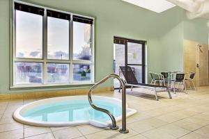 Piscina di Super 8 by Wyndham Lachenaie/Terrebonne o nelle vicinanze