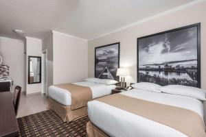 Ένα ή περισσότερα κρεβάτια σε δωμάτιο στο Super 8 by Wyndham Watrous