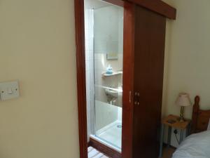 索爾茲伯里的住宿－Hillside Self Catering，带浴缸和盥洗盆的淋浴浴室