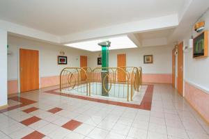 een kamer met een hal met een metalen leuning bij Hotel Centrál in Kremnica