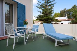 three chairs and a table on a balcony at MR Hotelet de la Raconà & Apartments in Denia
