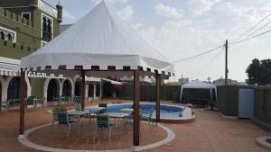 Bazén v ubytování Hotel Castellverd nebo v jeho okolí