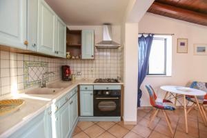 eine Küche mit Spüle und Herd Oberer Backofen in der Unterkunft La Terrazza di Viola in Scicli