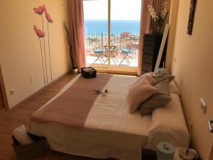 Łóżko lub łóżka w pokoju w obiekcie Rooms in Seafront Villa