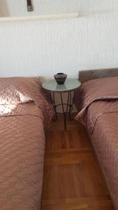 einen Tisch mit einer Schüssel auf einem Tisch zwischen zwei Betten in der Unterkunft Apartment Sara in Pirovac