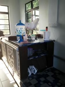 una cucina con piano di lavoro con vaso blu di Penginapan MyCJ - Roomstay a Kuala Terengganu