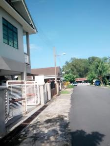 una strada accanto a un edificio con recinzione di Penginapan MyCJ - Roomstay a Kuala Terengganu
