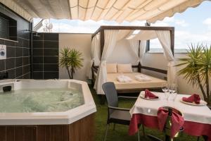 Pokój z wanną i łóżkiem w obiekcie Hotel Macami w mieście El Carpio