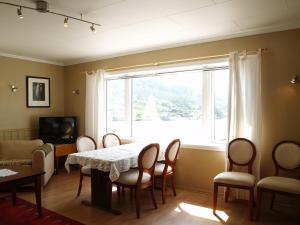 sala de estar con mesa, sillas y ventana en Apartment in Herand, Hardanger en Herand
