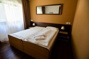 Postel nebo postele na pokoji v ubytování Hotel Zámek Berchtold