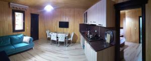 a living room with a kitchen and a dining room at Önal pansiyon in Uzungöl