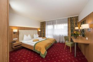 Postel nebo postele na pokoji v ubytování Johannesbad Thermalhotel Ludwig Thoma