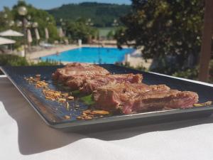 Jedlo v hoteli alebo blízkom okolí