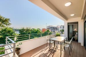 balcón con mesa y sillas en Rooms K&T sea side luxury en Pula