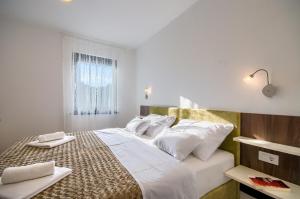 Tempat tidur dalam kamar di Rooms K&T sea side luxury