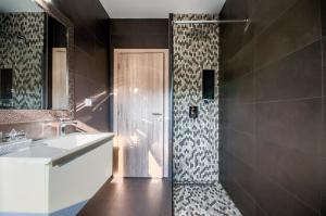 Ванная комната в Rooms K&T sea side luxury
