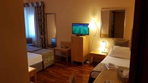 Televízia a/alebo spoločenská miestnosť v ubytovaní Riviera Hotel