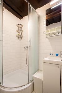 Un baño con ducha, inodoro y lavabo. en Hét Fenyő Vendégház / Seven Pines Holiday House, en Sukoró