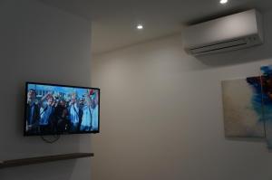 Televízia a/alebo spoločenská miestnosť v ubytovaní Casa vacanze da Alcide
