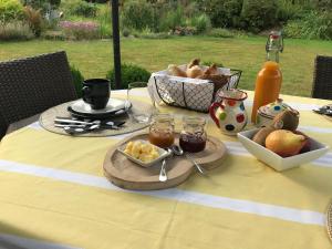 un tavolo da picnic con cibo e un cesto di frutta di "Un matin au jardin" a Francorchamps
