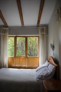 a bedroom with a bed and a window at Eco Lodge Los Perales-Urubamba in Urubamba
