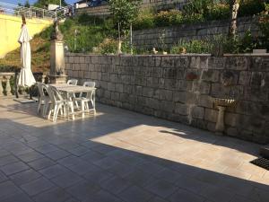 a patio with a table and chairs and an umbrella at Juliet's House2 in Lettomanoppello