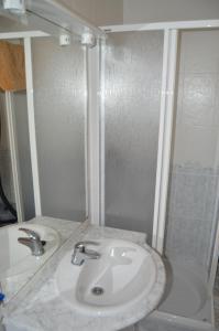 ペニスコラにあるApartamento Atalayas Suiteのバスルーム(白いシンク、シャワー付)
