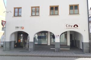 フュッセンにあるCity Ferienwohnung Füssen 2の白い建物