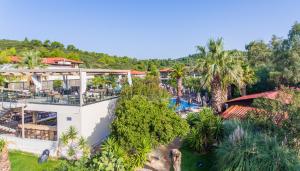 Bazén v ubytování Poseidon Hotel Sea Resort nebo v jeho okolí