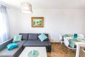 uma sala de estar com um sofá e uma mesa em Las Gondolas Seaview em La Manga del Mar Menor