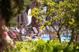 Bazén v ubytování Poseidon Hotel Sea Resort nebo v jeho okolí