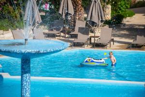Bazén v ubytování Poseidon Hotel Sea Resort nebo v jeho okolí
