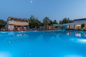 Bazén v ubytování Poseidon Hotel Sea Resort nebo v jeho okolí