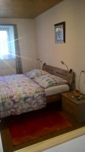 1 dormitorio con cama, mesa y ventana en ca da la nona, en Cavigliano