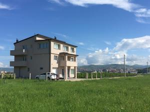 ein Haus mit einem davor geparkt in der Unterkunft Urban villa in Sarajevo